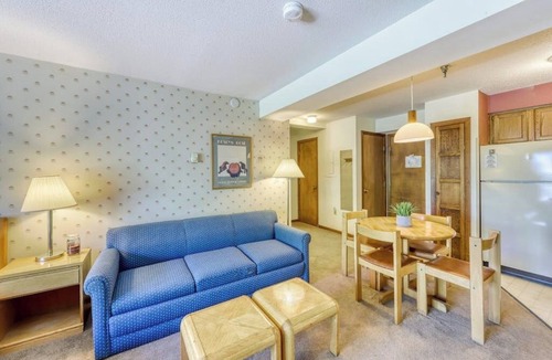 Killington Apartment | Spacious mountain studio with free WiFi & full kitchen - close to skiing