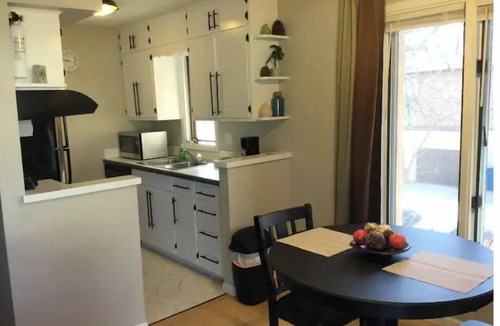 Cedar Rapids Apartment | Spacious Newly remodeled 2 bedroom with natural sunlight.
