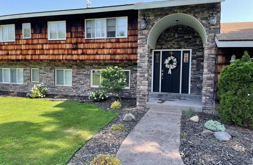 Bridgeport House | Spacious Oneida lakefront home. 6-bedroom, sleeps 12.