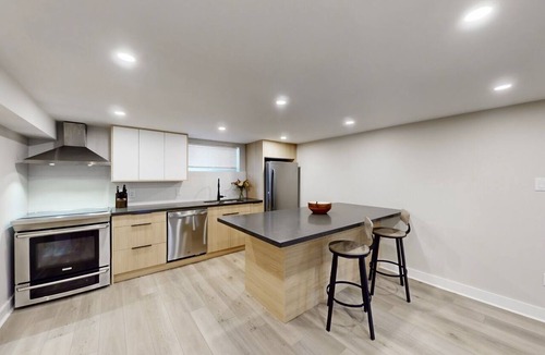 Etobicoke House | Spacious & Quiet Lower Unit. Mins to Airport/HWY. 2 Parking Spots. Renovated.