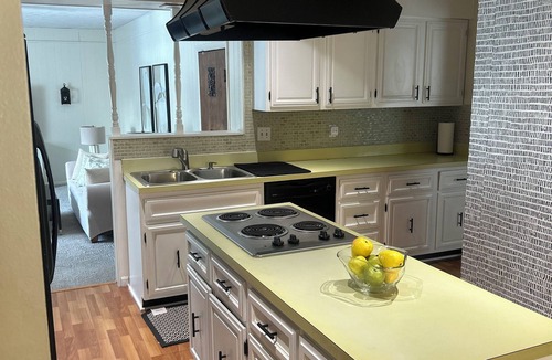 Bedford Heights House | Spacious & quiet near hospitals, shopping, CVNP, and casinos with game room