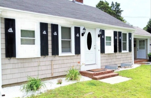 Hyannis House | SPACIOUS, SLEEPS 20 w/CENTRAL A/C & PRIVATE FENCED IN 1 ACRE LOT WALK TO ALL.