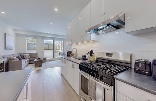 Alderwood Apartment | Spacious studio 15min to city center & Airport (FREE PARKING)