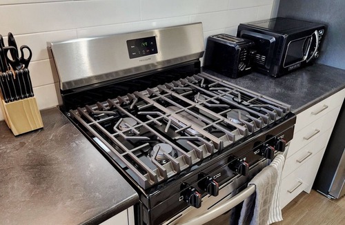 Alderwood Apartment | Spacious studio 15min to city center & Airport (FREE PARKING)