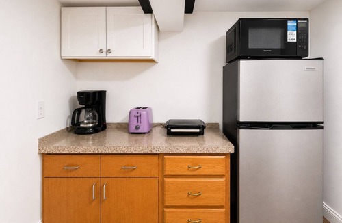 Everett Apartment | Spacious Studio Near Boston-Parking-Washer/Dryer