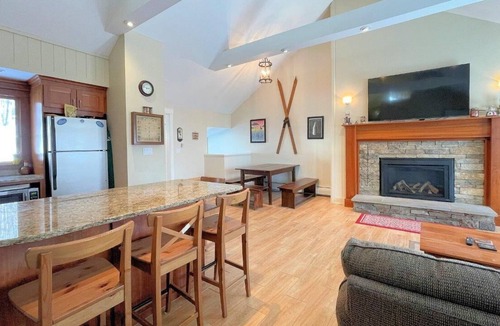 Bromley Mountain House | Spacious Townhouse alongside Bromley's Lord's Prayer Slope