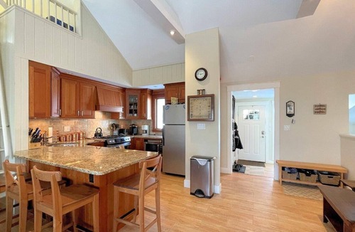 Bromley Mountain House | Spacious Townhouse alongside Bromley's Lord's Prayer Slope
