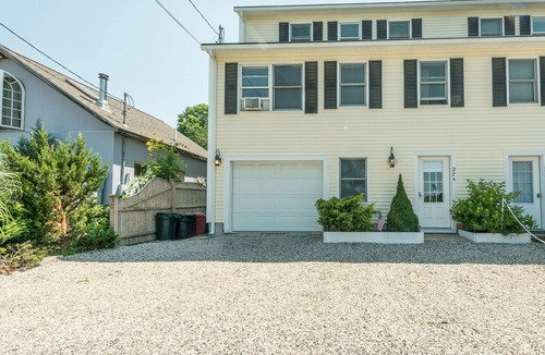 York Beach House | SPACIOUS TOWNHOUSE NEAR SHORT SANDS BEACH