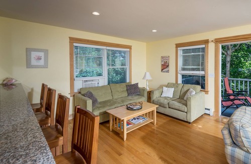 York Beach House | SPACIOUS TOWNHOUSE NEAR SHORT SANDS BEACH