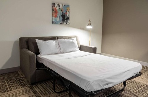 North Little Rock Hotel | Spacious Unit Near Dickey-Stephens Ballpark | Pets Allowed, Heated Pool!