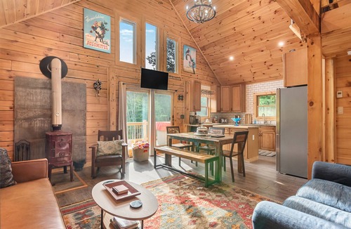 Denver Cabin | Sparkling Bespoke Cabin, Hot Tub, Firepit, Early Check-In, Cool and Cozy!