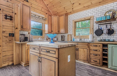 Denver Cabin | Sparkling Bespoke Cabin, Hot Tub, Firepit, Early Check-In, Cool and Cozy!