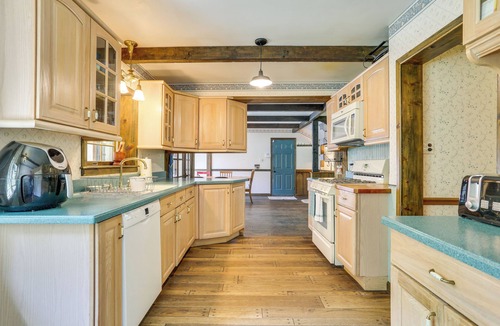 Sparrow Bush Cottage | Sparrow Bush Retreat w/Pool & Screened Porch