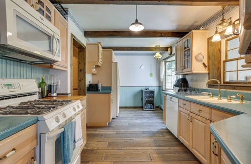Sparrow Bush Cottage | Sparrow Bush Retreat w/Pool & Screened Porch