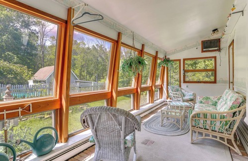 Sparrow Bush Cottage | Sparrow Bush Retreat w/Pool & Screened Porch