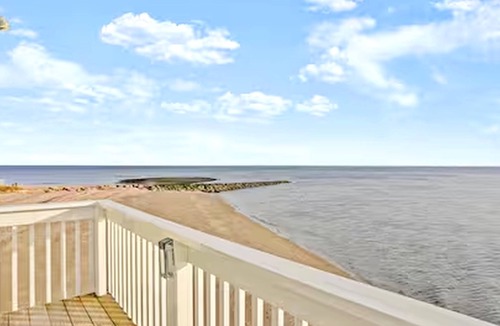 Fairfield House | Spectacular direct waterfront with rooftop hot tub 360 degree views.