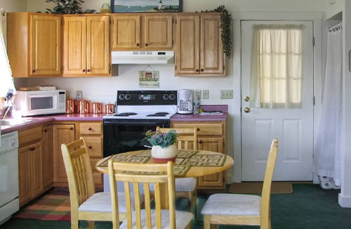 Jay House | Spectacular dog-friendly home with kitchen, gas grill, patio & board games
