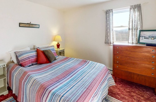 Jay House | Spectacular dog-friendly home with kitchen, gas grill, patio & board games
