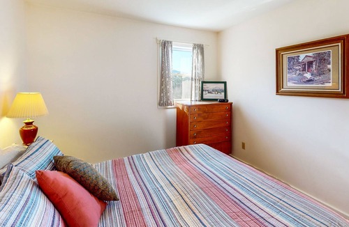 Jay House | Spectacular dog-friendly home with kitchen, gas grill, patio & board games