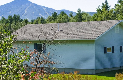 Jay House | Spectacular dog-friendly home with kitchen, gas grill, patio & board games