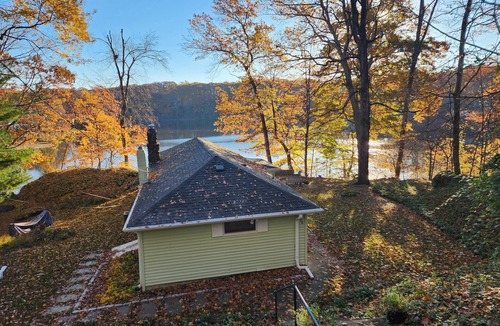 North Branford Cabin | Spectacular Lake Front Cabin close to CT shoreline