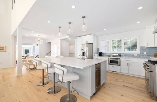 Narragansett House | Spectacular Waterfront Home in Bonnet Shores!