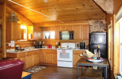 Malletts Bay Cabin | Sportsman's Cabin with Lakeview's and Lake Access.