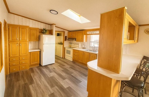 Swan Lake House | Spring Family Getaway | Peaceful Farm Views | WiFi