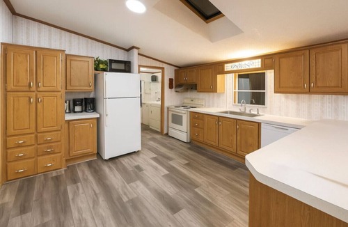 Swan Lake House | Spring Family Getaway | Peaceful Farm Views | WiFi