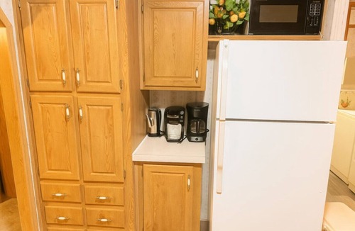 Swan Lake House | Spring Family Getaway | Peaceful Farm Views | WiFi