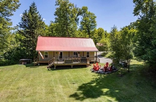Rye Cottage | Spring Lake Chalets, Sweet Summer Retreat, Sandy Beach, Hot Tub, 3 bedrooms