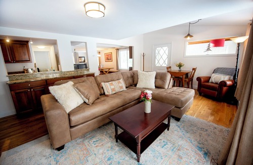 Wilmington House | Spring Vermont Ski House- Salt Hot Tub, Fire Pit, Pets, 10 min to MT Snow