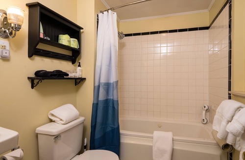 Stowe Bed & Breakfast | Spruce Peak w/Breakfast at the Brass Lantern Inn