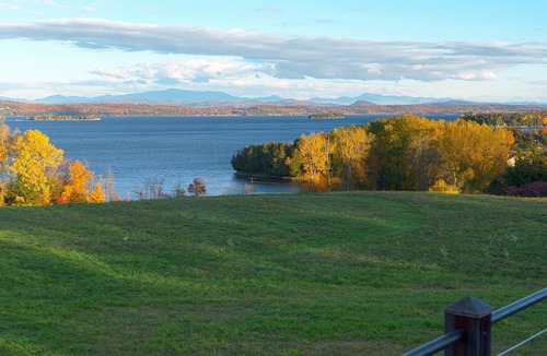 South Hero House | STARRY RIDGE Retreat: Champlain & Mtn Vistas