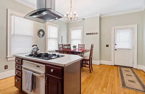 East Avenue House | Stately Park Ave. Century Home - Sleeps 6!