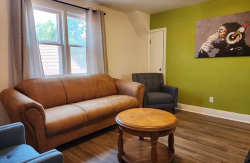 Kitchener Apartment | Stay at Lakeside (close to St Mary's Hospital)