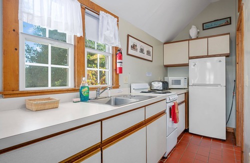 South Yarmouth Cottage | Stay at The Salt Box - Steps from the Sea