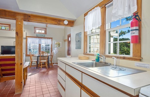 South Yarmouth Cottage | Stay at The Salt Box - Steps from the Sea