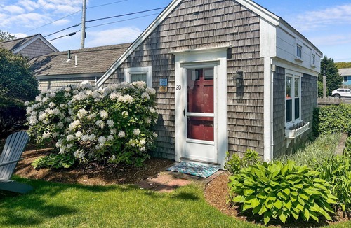 South Yarmouth Cottage | Stay at The Salt Box - Steps from the Sea