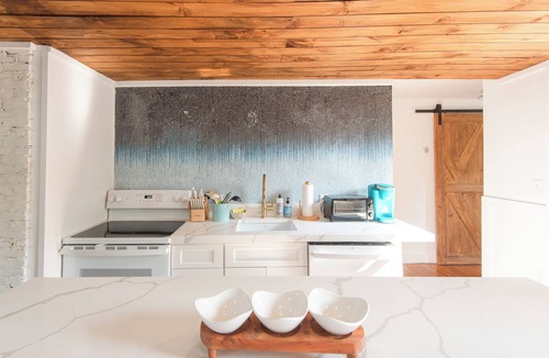 Historic Hill Apartment | STAY IN THE HEART OF NEWPORT!