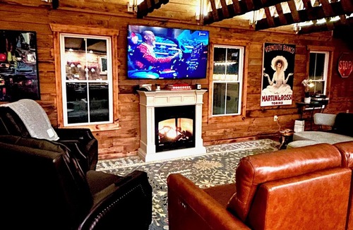Jacksonville Apartment | Stay in this historic Automotive-themed huge Apt. Located in charming Whitingham