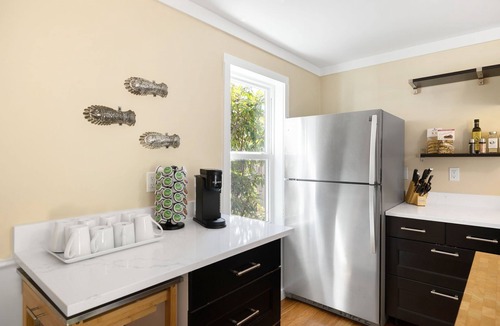 Sandwich House | Steps from Jarves St Shops, BBQ & Outdoor Shower