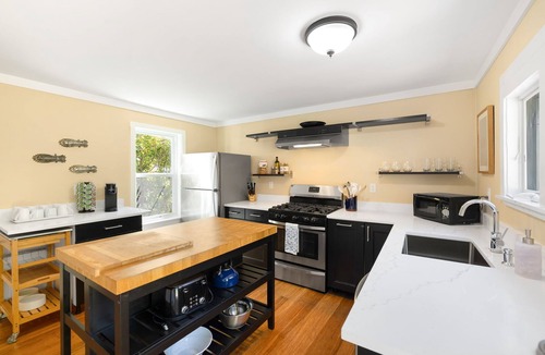 Sandwich House | Steps from Jarves St Shops, BBQ & Outdoor Shower
