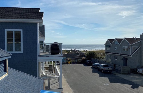 Long Beach House | Steps from the beach! Beautiful 3-bedroom house in Long Beach