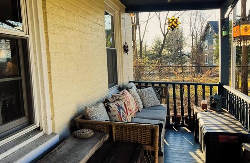 Beacon Apartment | Steps from train, DIA, cafés and hiking — in a peaceful garden-level retreat.