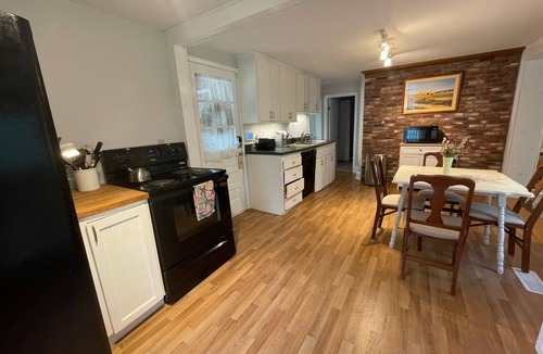South End House | Steps to Church Street & Lake Champlain. Spacious 5BR Near UVM