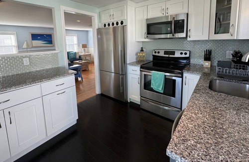 Top of the Hill House | Steps to Easton's Beach, Cliff Walk & Downtown
