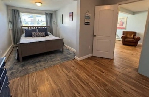 Top of the Hill House | Steps to Easton's Beach, Cliff Walk & Downtown