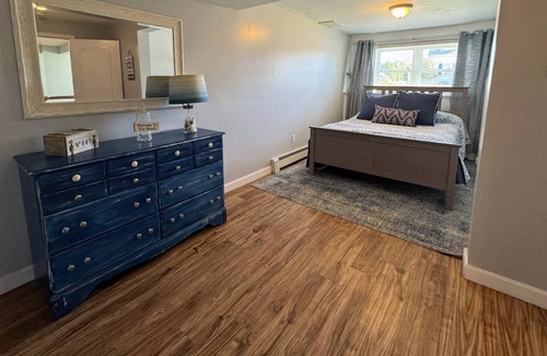 Top of the Hill House | Steps to Easton's Beach, Cliff Walk & Downtown