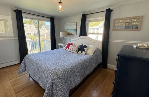 Top of the Hill House | Steps to Easton's Beach, Cliff Walk & Downtown